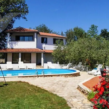 Apartment Splendid With Swimming Pool