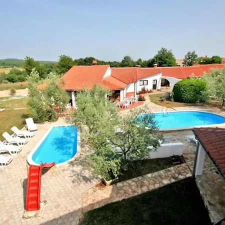 Apartment Splendid With Swimming Pool